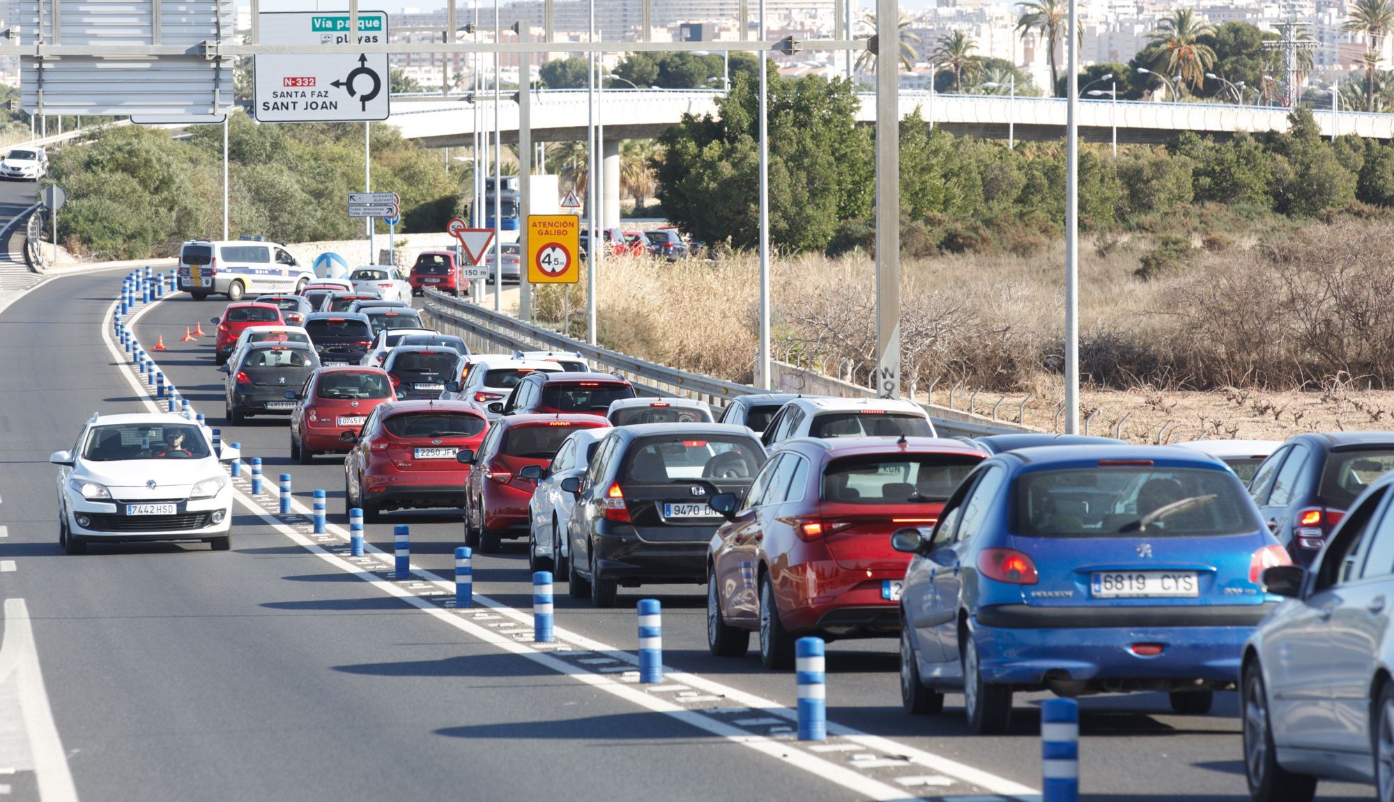 Los controles policiales provocan colas kilométricas en el acceso a Alicante