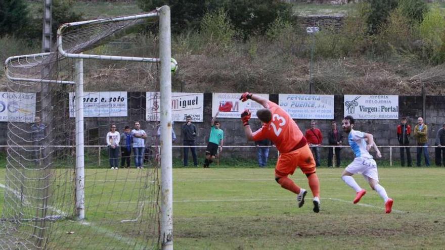 El portero Pinal despeja un balón ante la mirada del delantero de la Unión Deportiva Ourense, ayer en Francelos. // Jesús Regal