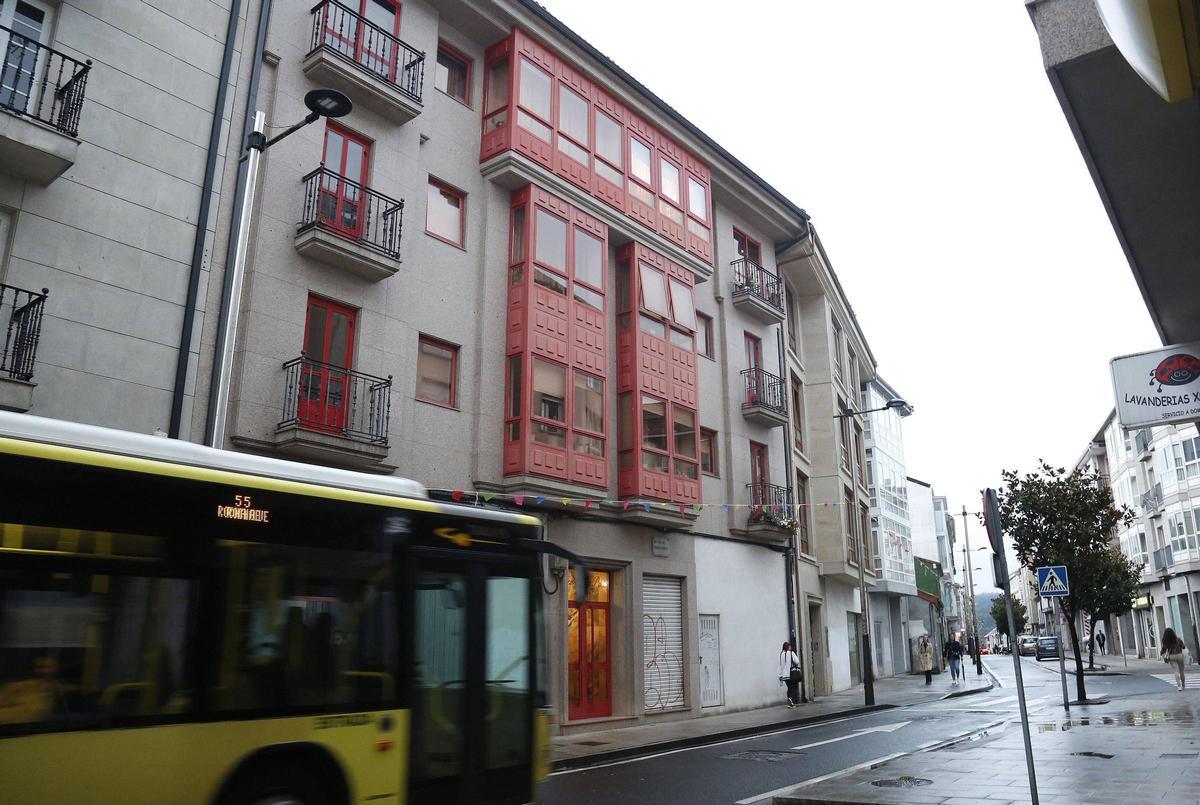 Un autobús urbano circula por García Prieto a la altura del edificio 9-11, que se construyó sin ajustarse a la licencia concedida