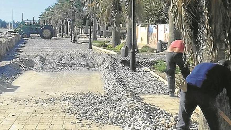 almenara limpia  el paseo tras el último temporal