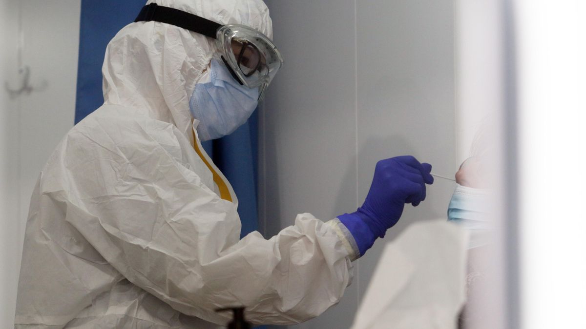 Sanitarios realizan test rápidos de coronavirus.