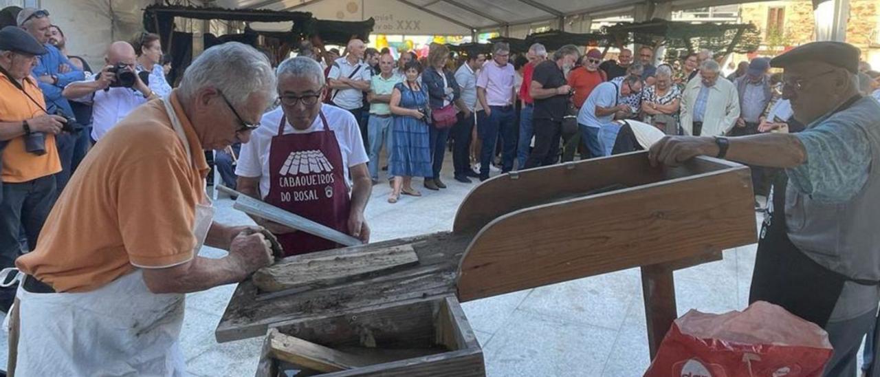 Arriba, los cabaqueiros realizan una exhibición de su oficio en la Plaza do Calvario. Abajo, Feria de Productos de           O Rosal. |   // D.P. / SANTIAGO BAZ