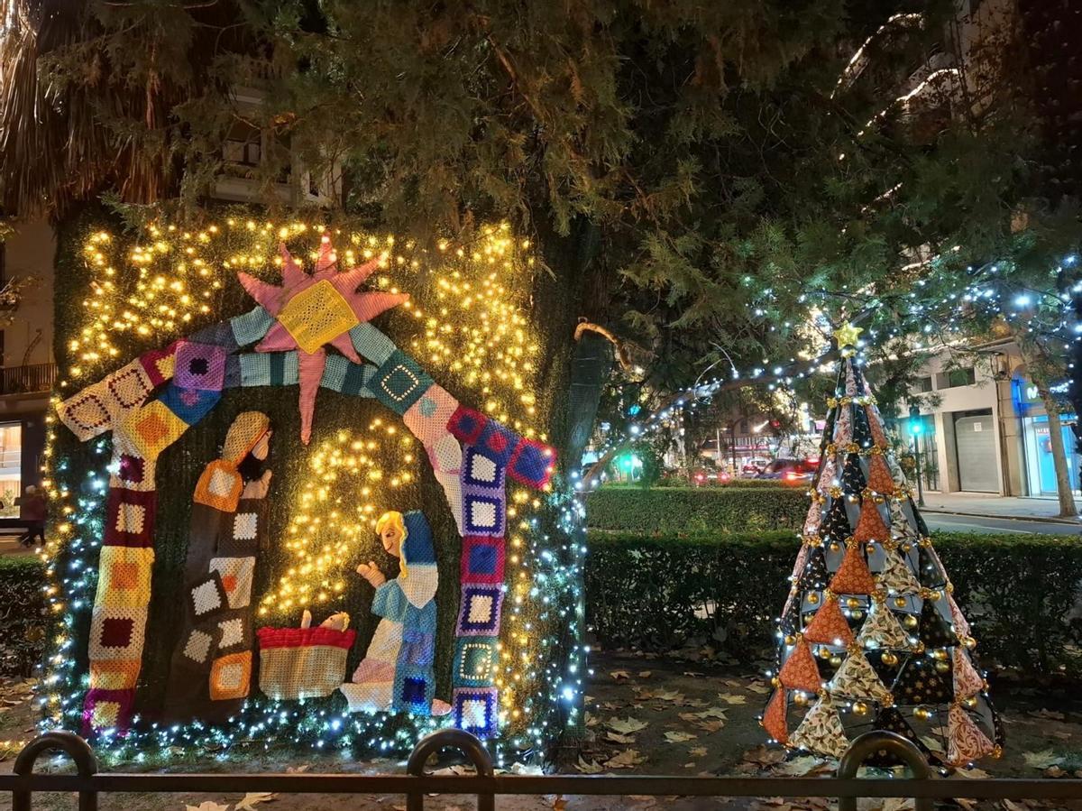 El Nacimiento de Tres Cruces, iluminado.