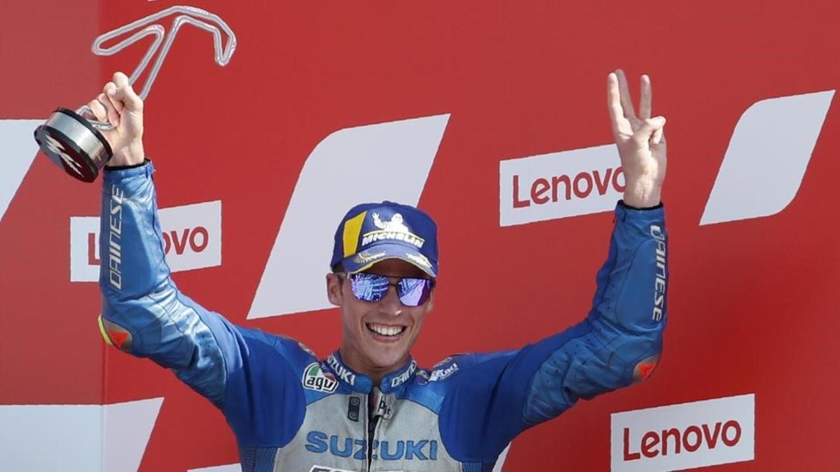 El mallorquín Joan Mir (Suzuki), tercero en el podio de Misano, tras derrotar a Valentino Rossi.