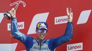 El mallorquín Joan Mir (Suzuki), tercero en el podio de Misano, tras derrotar a Valentino Rossi.