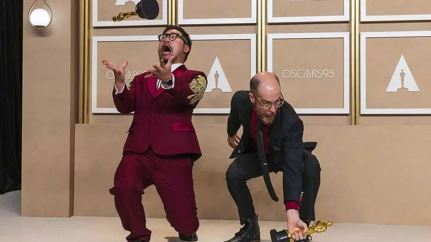 'Todo a la vez en todas partes' hace historia en los Oscar con siete estatuillas