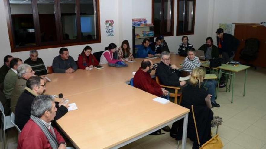 Varios colectivos sociales se dieron cita ayer en Moaña para rechazar el plan eólico.  // G.N.