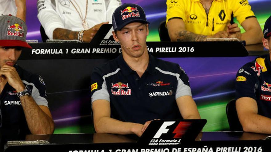 Carlos Sainz, Daniil Kvyat y Max Verstappen, en la rueda de prensa oficial del GP de España.