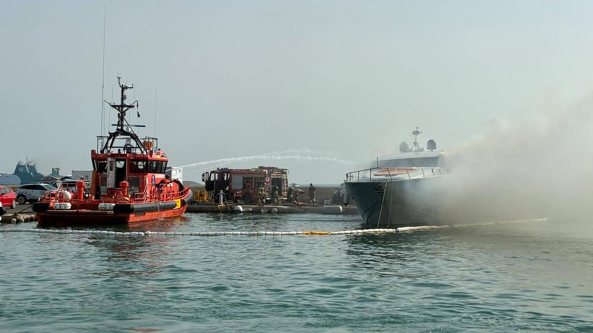 Arde un yate amarrado en el puerto deportivo Botafoc Ibiza
