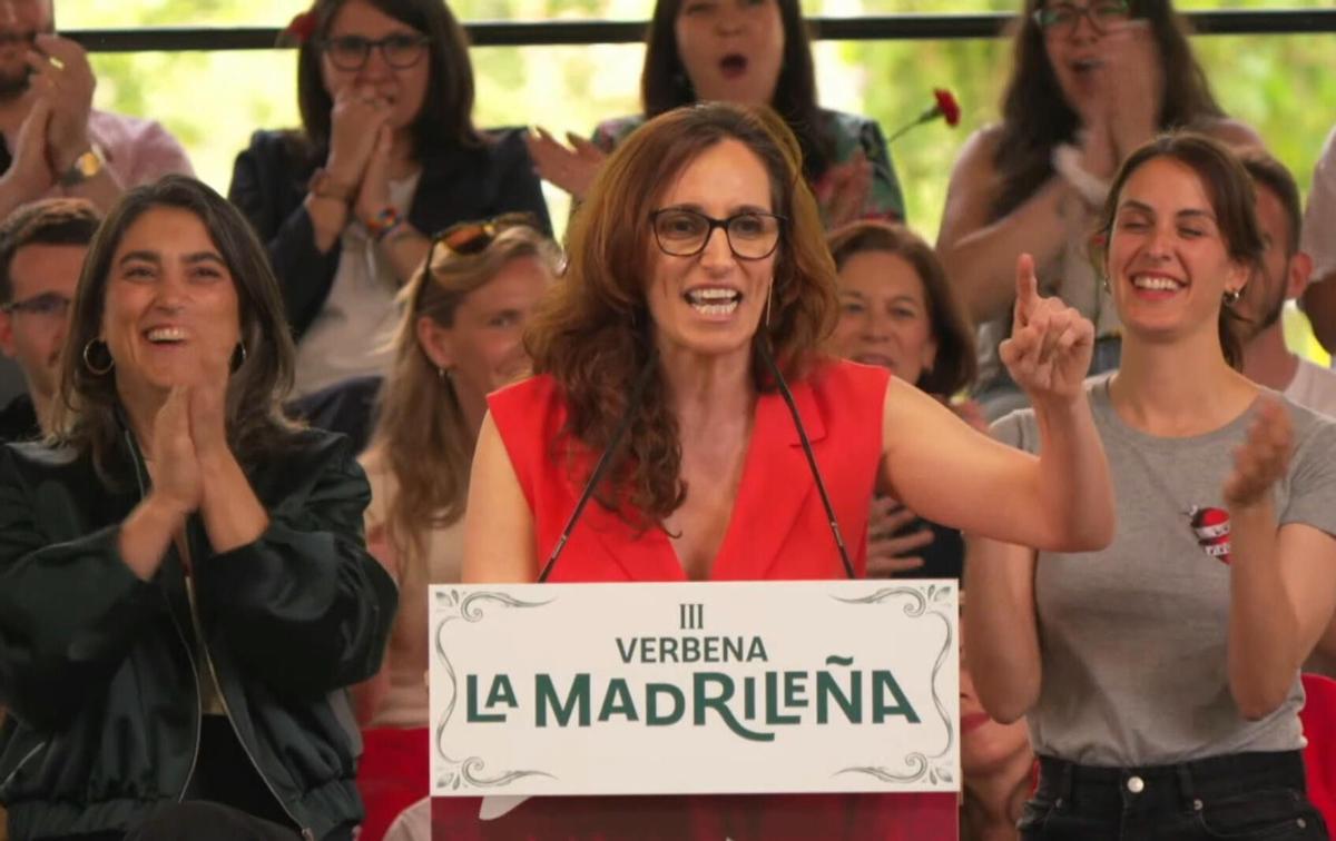 FOTODELDIA MADRID, 25/04/2026.- La ministra de Sanidad, Mónica García, ha anunciado este sábado que se presentará a las primarias de Más Madrid para ser nuevamente la candidata del partido a la Presidencia de la Comunidad y disputar la Puerta del Sol a la popular Isabel Díaz Ayuso en las elecciones autonómicas del próximo año.García ha hecho este anuncio en la III edición de la verbena 'La Madrileña', organizada por el partido en el auditorio del parque Paraíso del madrileño barrio de San Blas-Canillejas. le acompañan y las portavoces de Más Madrid en la Asamblea y el Ayuntamiento de Madrid, Manuela Bergerot (i) y Rita Maestre (d). EFE/Más Madrid (captura imagen vídeo) **SOLO USO EDITORIAL/SOLO DISPONIBLE PARA ILUSTRAR LA NOTICIA QUE ACOMPAÑA (CRÉDITO OBLIGATORIO)***. **SOLO USO EDITORIAL/SOLO DISPONIBLE PARA ILUSTRAR LA NOTICIA QUE ACOMPAÑA (CRÉDITO OBLIGATORIO)*** captura imagen vídeo