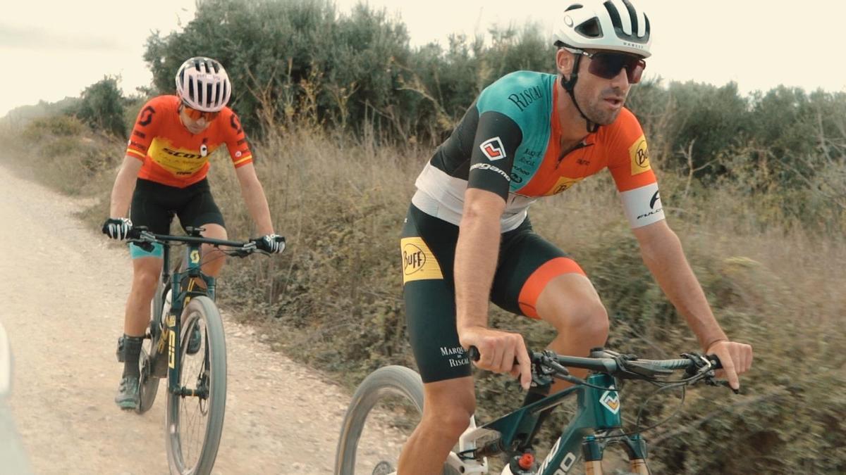 Los bikers Enrique Morcillo y Sergio Mantecón, durante un lance del combate en plena comarca del Maestrat.