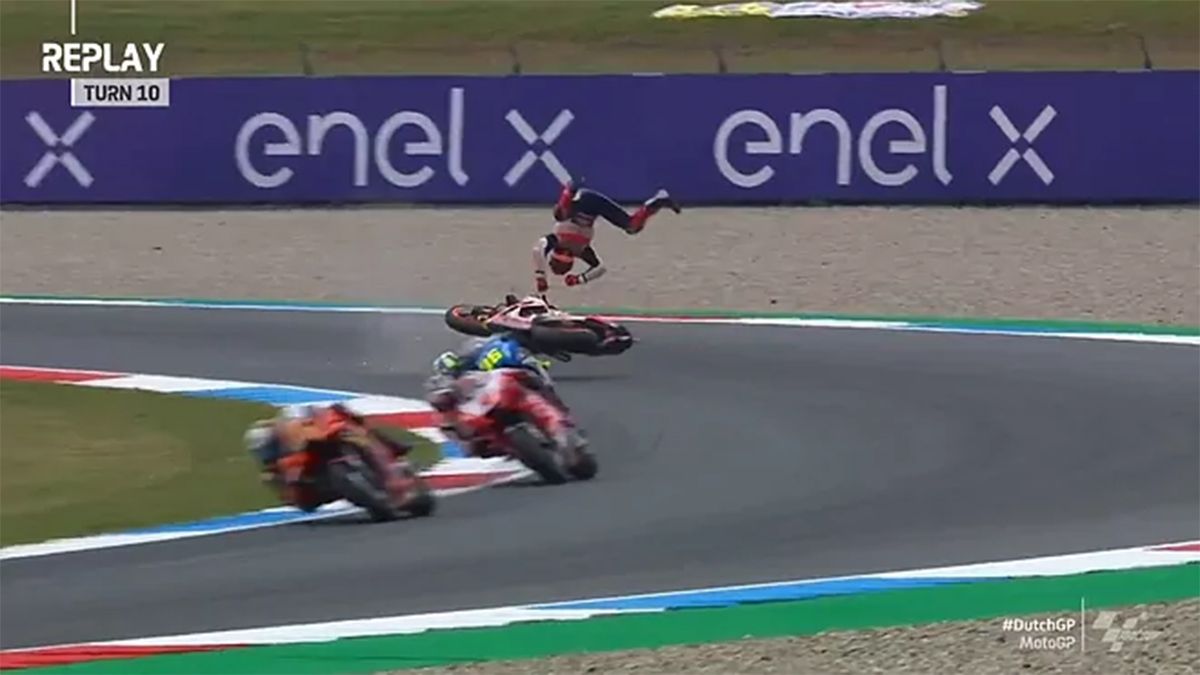 El momento de la caída de Marc Márquez en el GP de Países Bajos