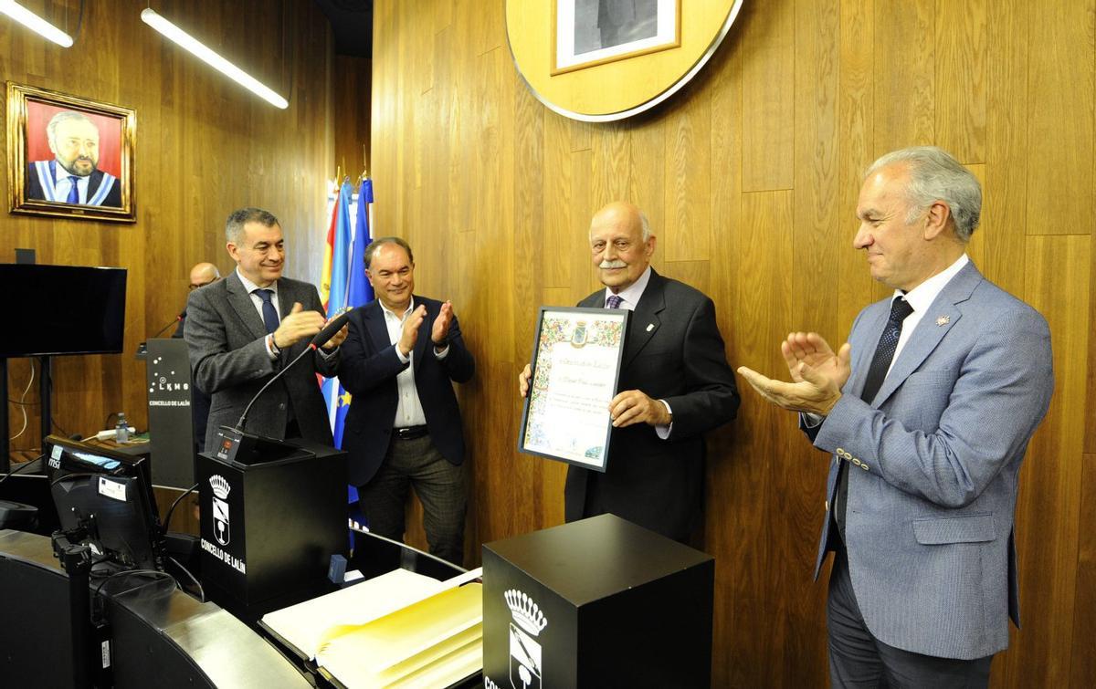 Manuel Prado recibe aplausos de Román Rodríguez, José Crespo y Antonio Crespo en el acto de ayer.