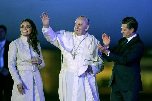 El Papa fue recibido en México por el presidente Peña Nieto y su esposa