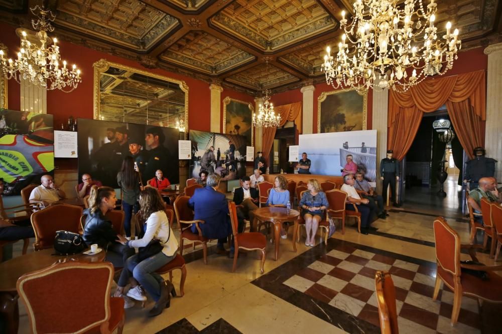 La Sociedad Casino de Torrevieja acoge hasta el lunes una exposición fotográfica de Manuel Lorenzo con motivo del 175 aniversario de la Guardia Civil. La inauguración el martes estuvo precedida por un