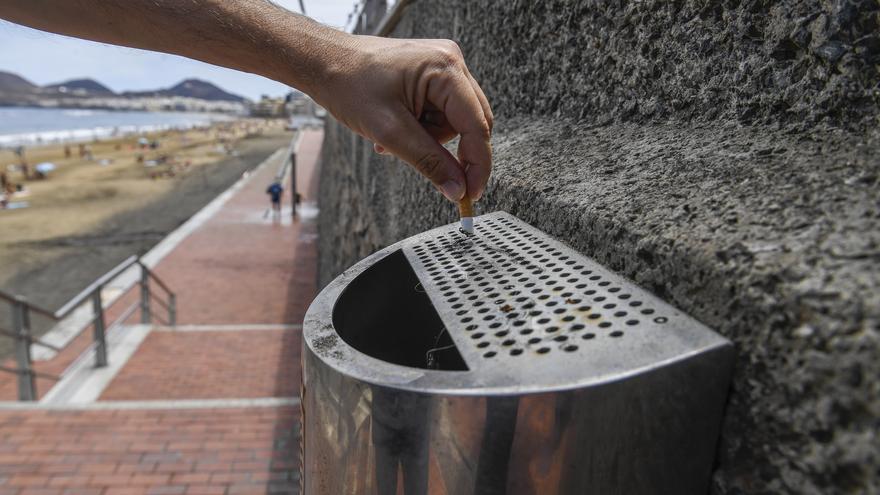 La nueva ordenanza de Playas prohibirá fumar en todas las playas de Las Palmas de Gran Canaria