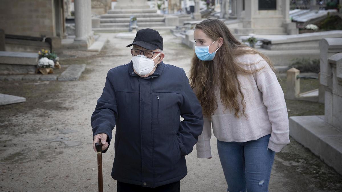 Judith habla con su abuelo de paseo por el cementerio.