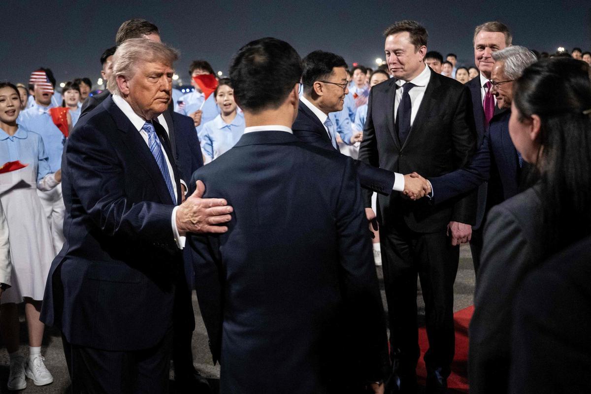El presidente de EEUU, Donald Trump, acompañado por los magnates Elon Musk (Tesla, SpaceX, X) y Jensen Huang (Nvidia) en su llegada a China.
