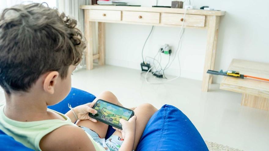 Los fines de semana, ninguno de los niños encuestados utiliza dispositivos durante menos de una hora.