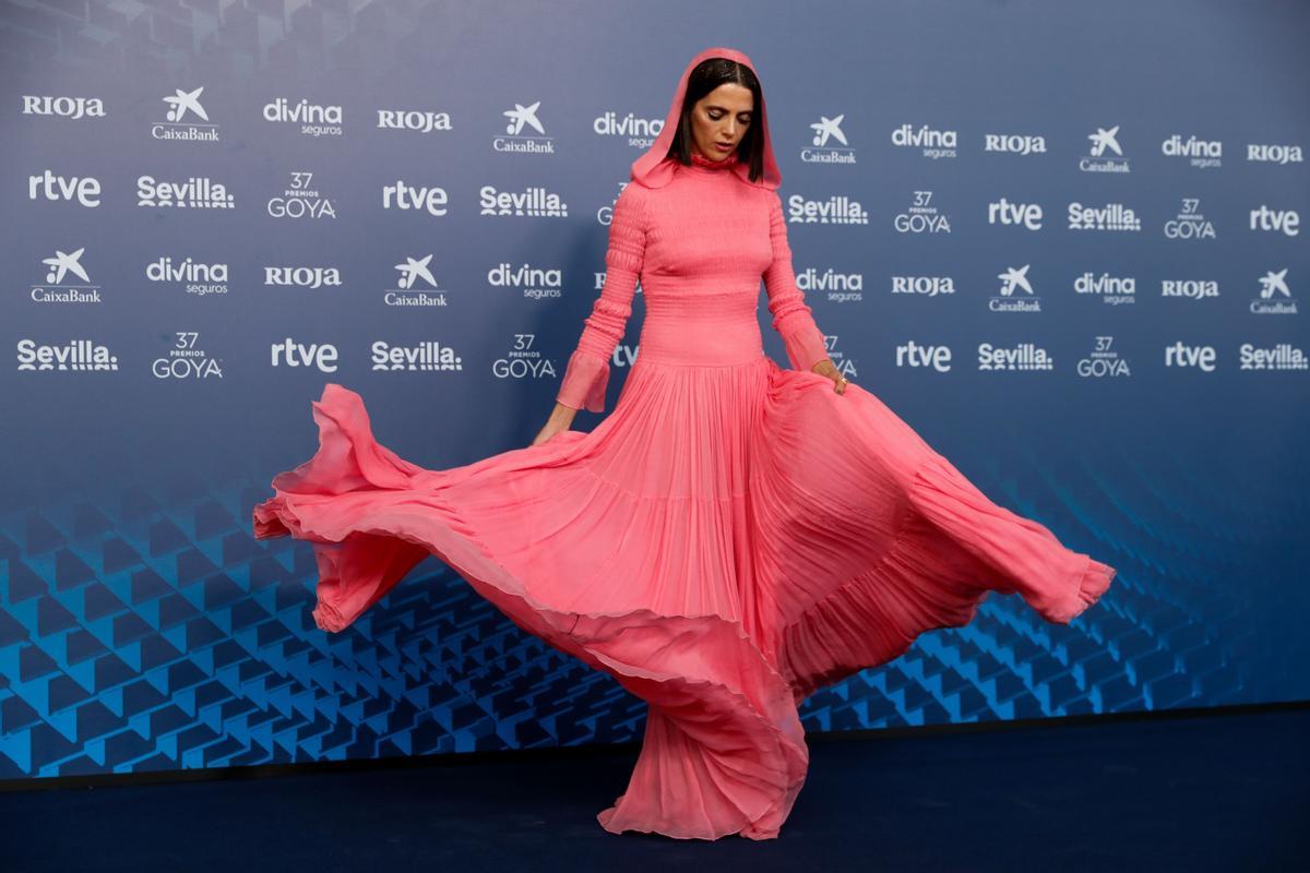 SEVILLA 11/02/2023.- La actriz Macarena Gómez posa para los medios gráficos en la alfombra roja de la XXXVII Gala de los Premios de la Academia de Cine, los Goya, que se celebra este sábado en el Palacio de Congresos y Exposiciones FIBES de Sevilla. EFE/ Jorge Zapata