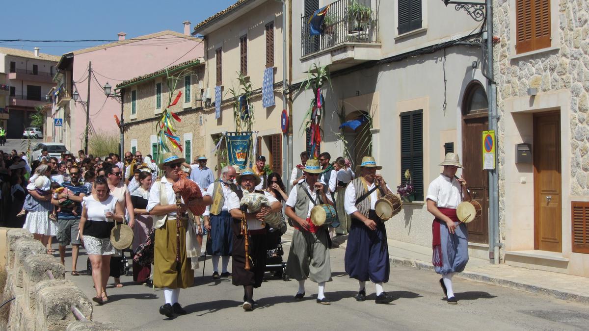 La comitiva del Fadrí Major recorre las calles de Moscari, este domingo por la mañana.
