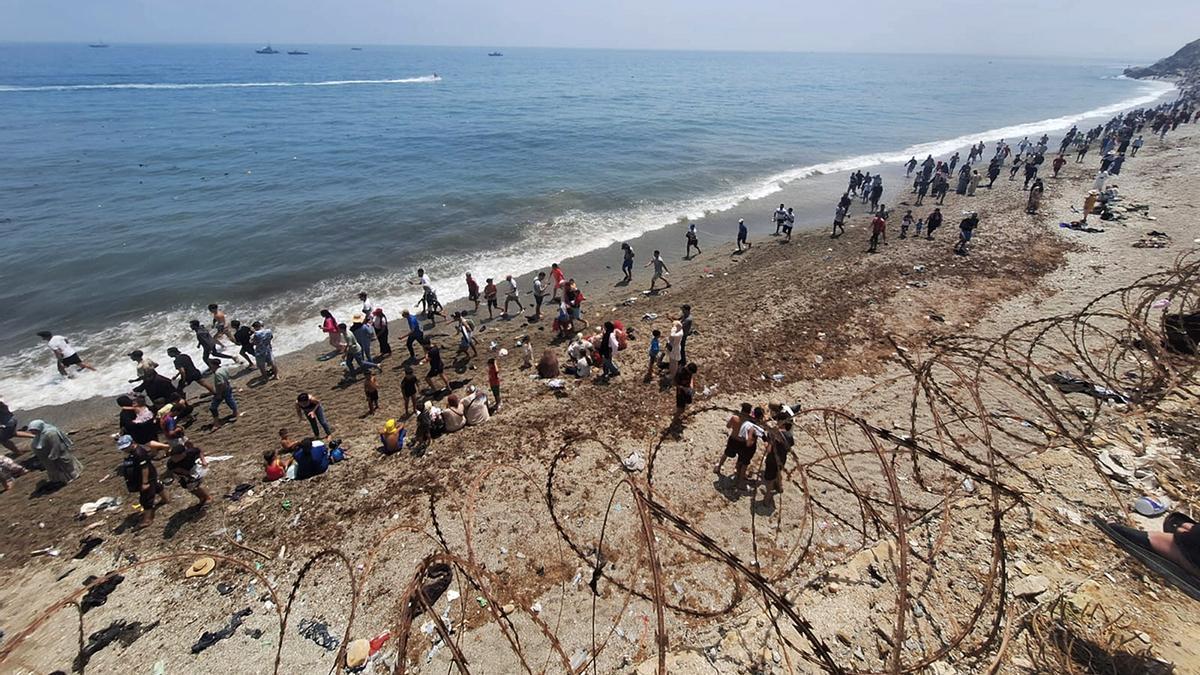 Cientos de migrantes cruzan la frontera en Ceuta