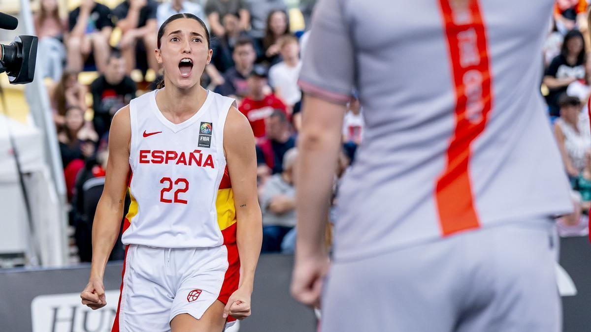 Juana Camilion celebra el triunfo de España.