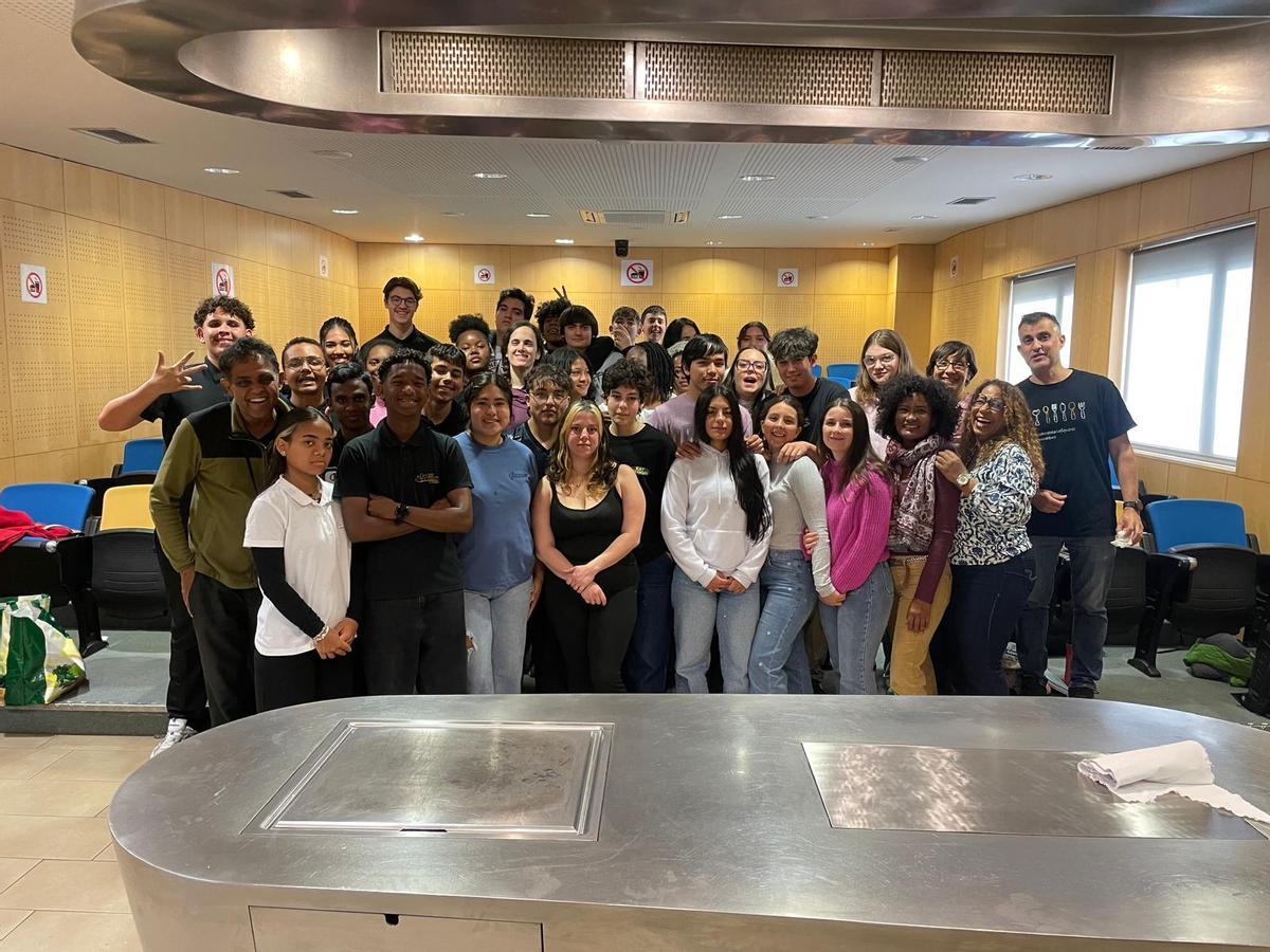 Imatge de grup dels alumnes del centre figuerenc i de la Illa de la Reunió