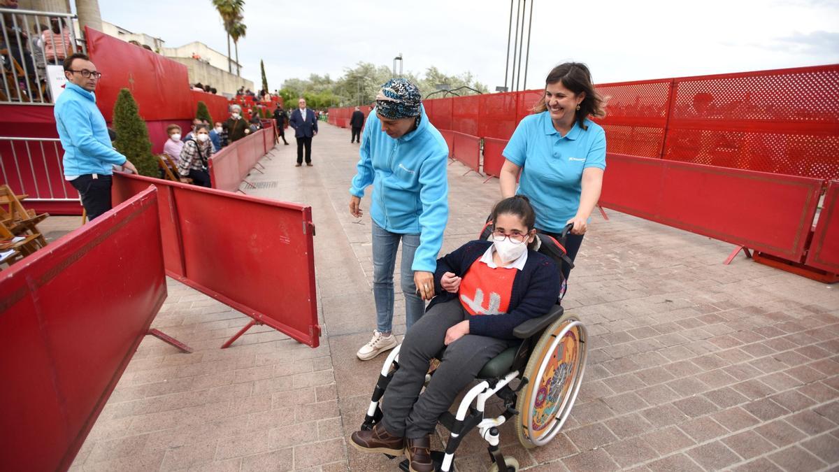 Voluntarios del programa de Caixa Bank acompañan a personas procedentes de asociaciones de colectivos vulnerables