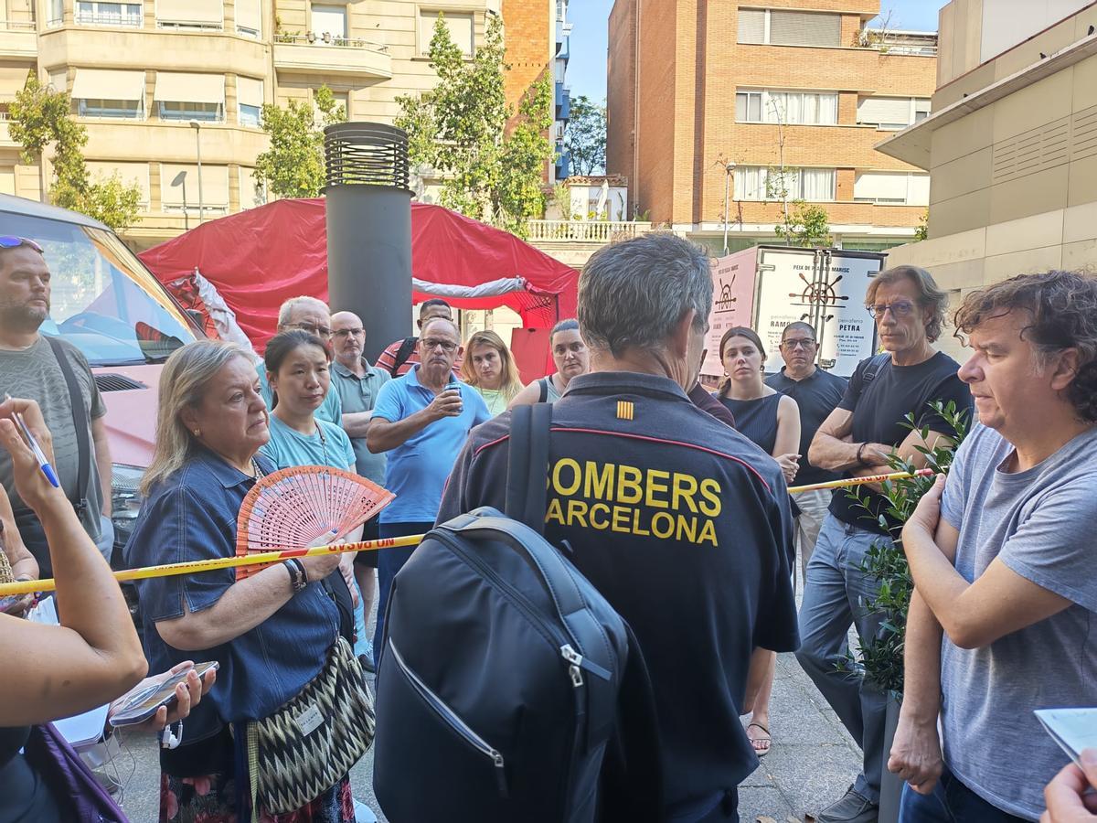 Bomberos hablando con vecinos del socavón del Putxet, este miércoles por la mañana
