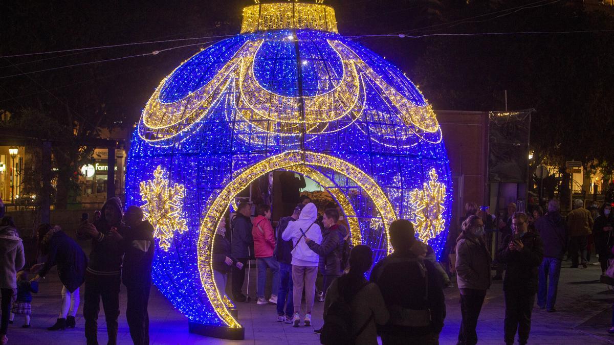 La iluminación navideña ya luce en Alicante con dos millones de leds