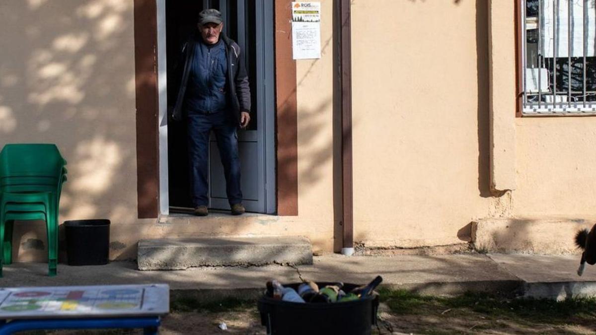 Un hombre sale de un local en un municipio de Zamora.