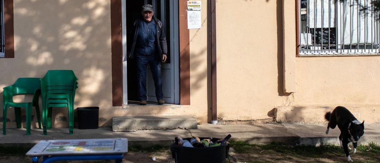 Un hombre sale de un local en un municipio de Zamora.