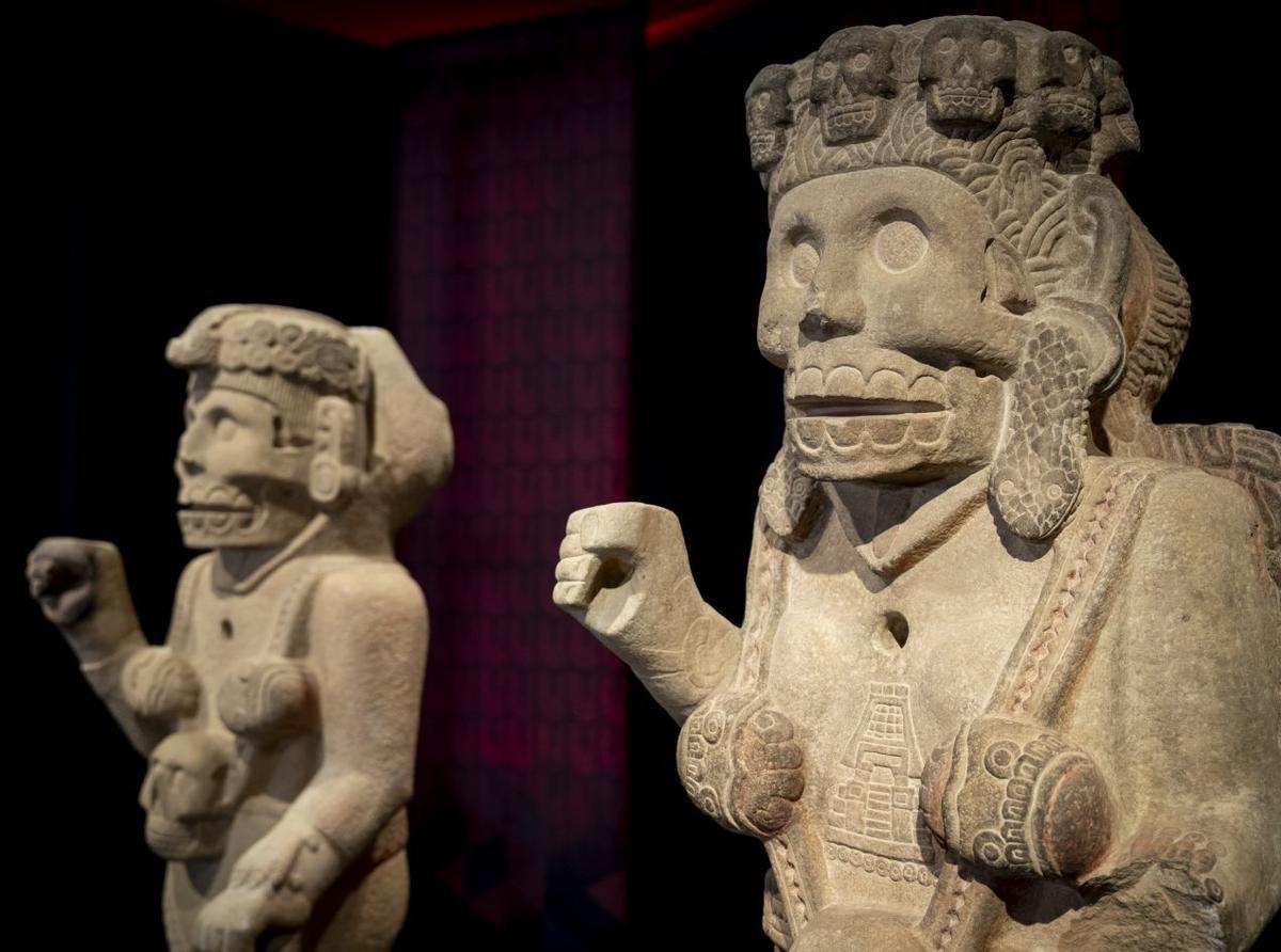 Zwei Exponate der Ausstellung über die Rolle der Frauen im indigenen Mexiko in Madrid. | FOTO: A. PÉREZ MECA/EP