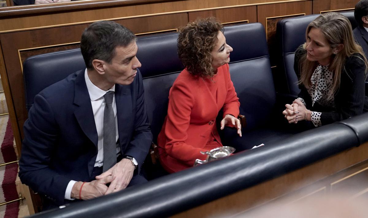 El presidente del Gobierno, Pedro Sánchez, la vicepresidenta primera, María Jesús Montero, y la vicepresidenta tercera, Sara Aagesen, durante un pleno del Congreso.