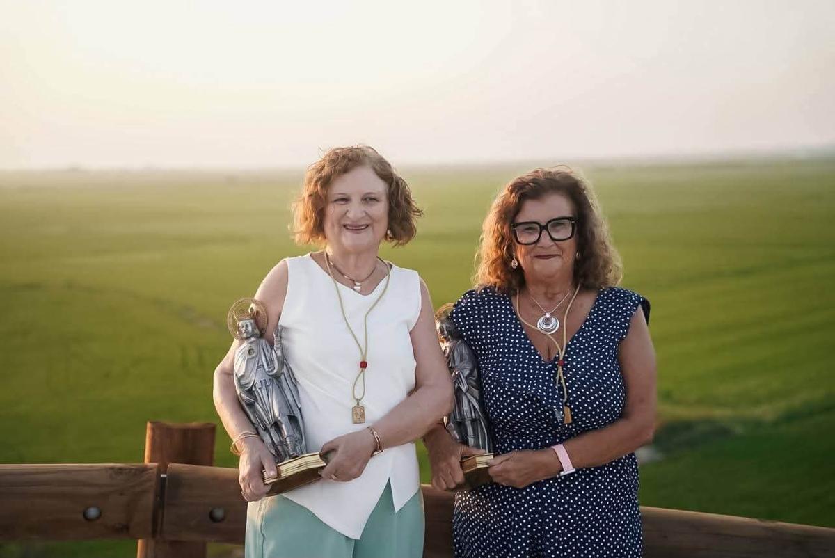 Las festeras de los Benissants 2026, Chelo Martínez Orengo y Susi Félix Piris, recibieron el reconocimiento por su dedicación.