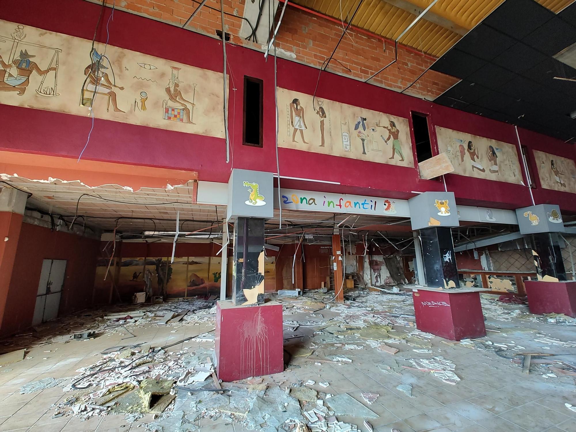 GALERÍA DE FOTOS | Abandonada, en ruinas y llena de grafitis: así está lo que queda de la discoteca Pirámide en pleno 2024