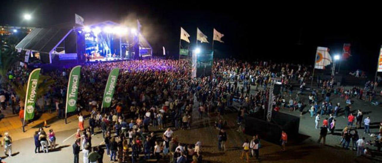 Vista de la playa de Gran Tarajal en noviembre de 2014 durante la celebración del festival Womad.