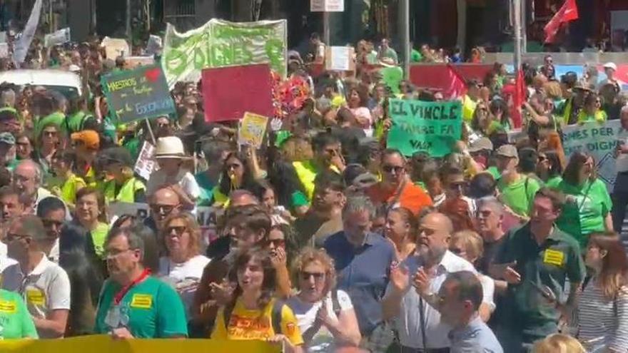 La protesta del profesorado a su paso por Luceros el primer día de huelga en Alicante