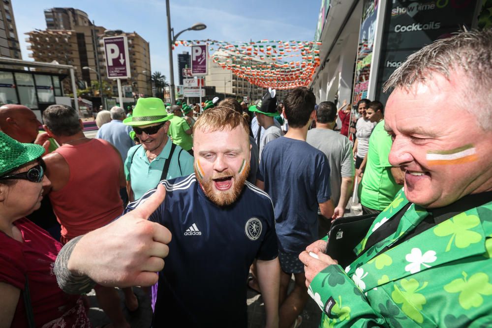 Cientos de turistas y vecinos celebran la fiesta nacional irlandesa y tiñen las calles de verde