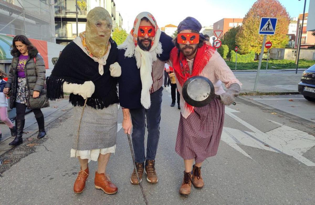 Los tres «vascalleiros» de Bueu, ayer. |  Santos Álvarez