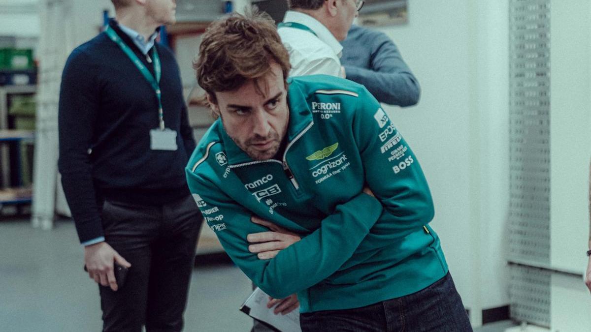 Fernando Alonso observa algo en las instalaciones de Aston Martin