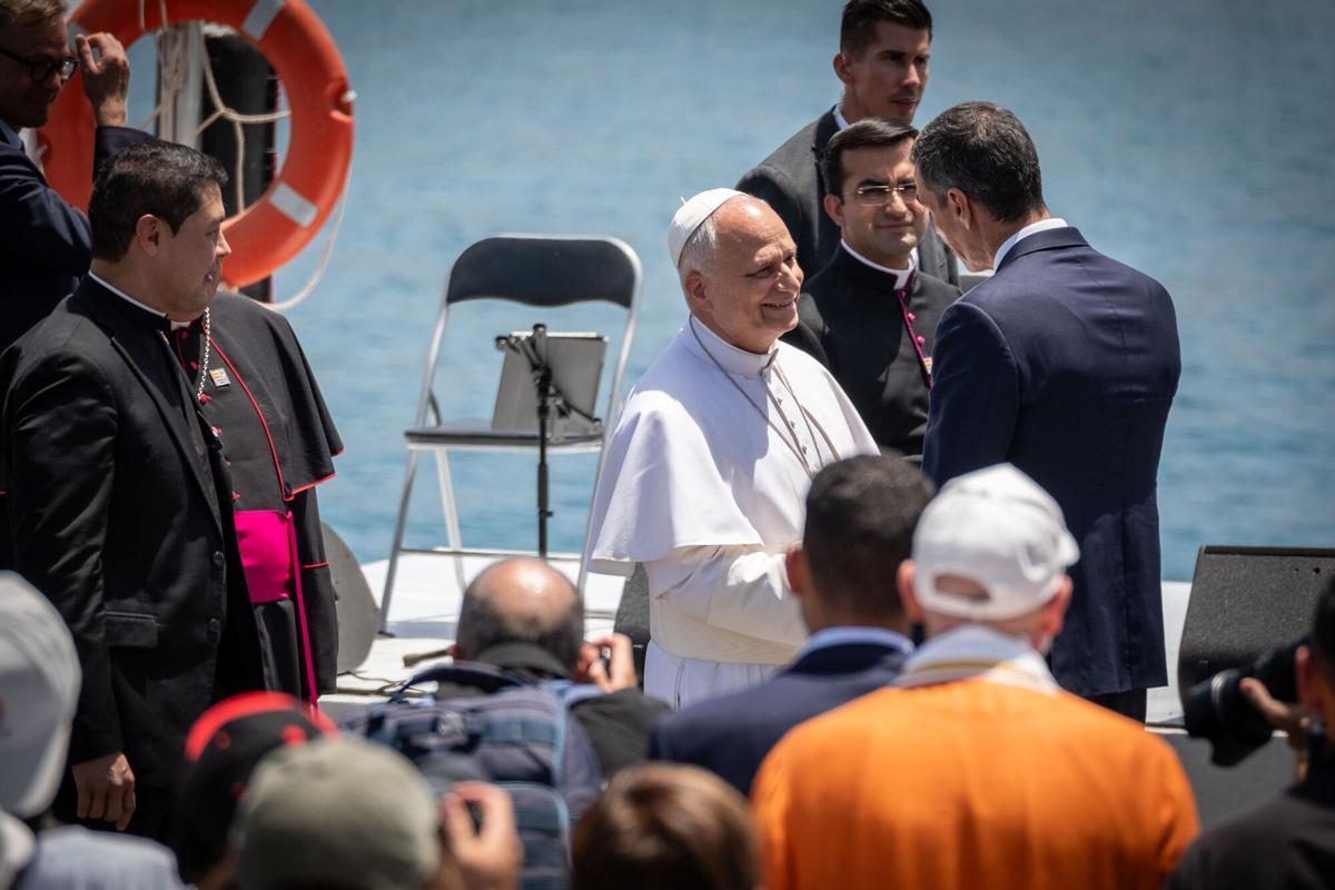 El papa saluda a Pedro Sánchez en Arguineguín.
