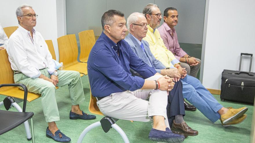 Andrés Llorens, en primer término plano, junto a los dos técnicos y el adjudicatario. Detrás, el exedil Juan Zaragoza.