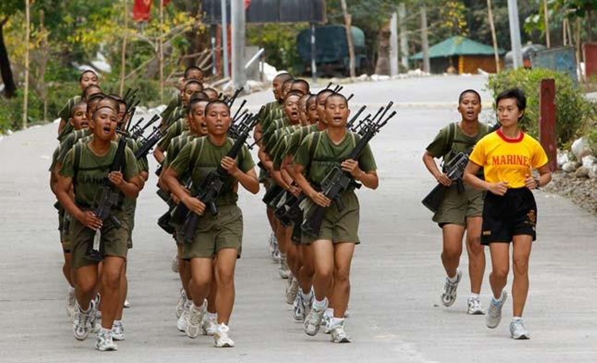 Les reclutes de la primera promoció de dones ’marines’ de l’exèrcit filipí s’entrenen a la ciutat de Cavite, al sud de Manila.