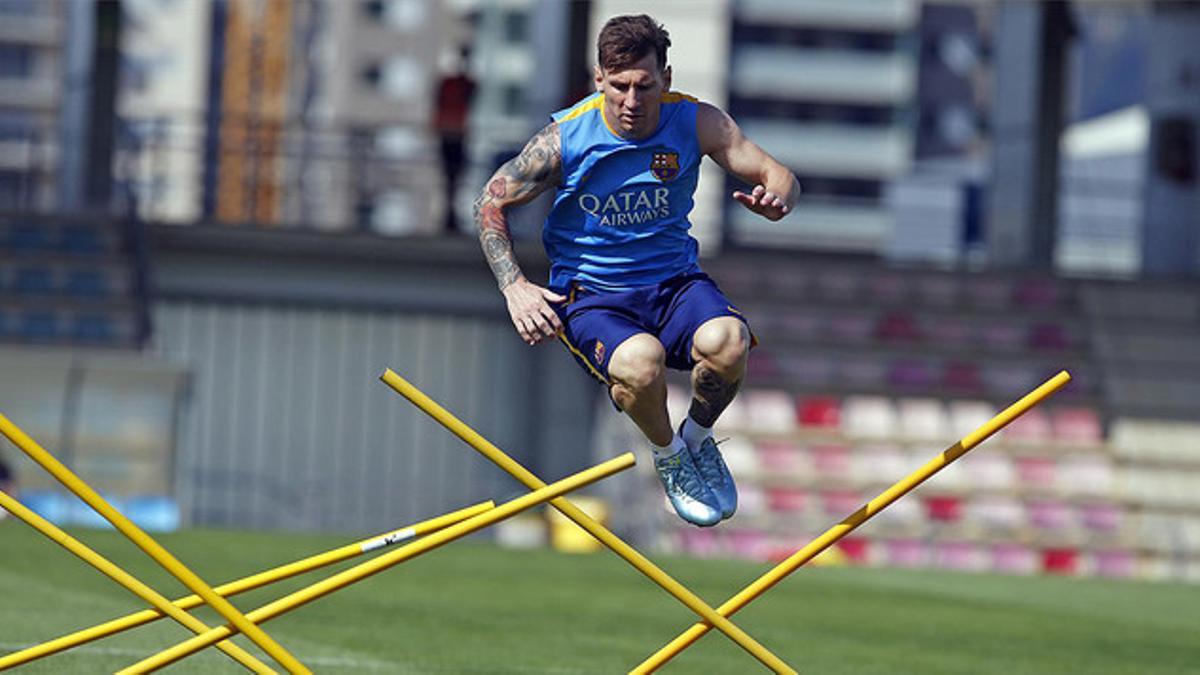 Messi, descartado para Florencia, salta unas vallas en el entrenamiento de este sábado