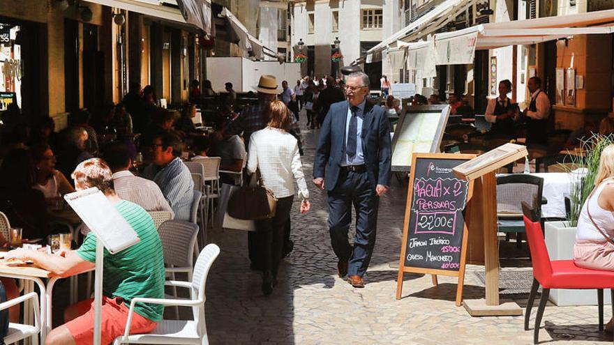 Terrazas en la calle Stracham, en el Centro de Málaga.