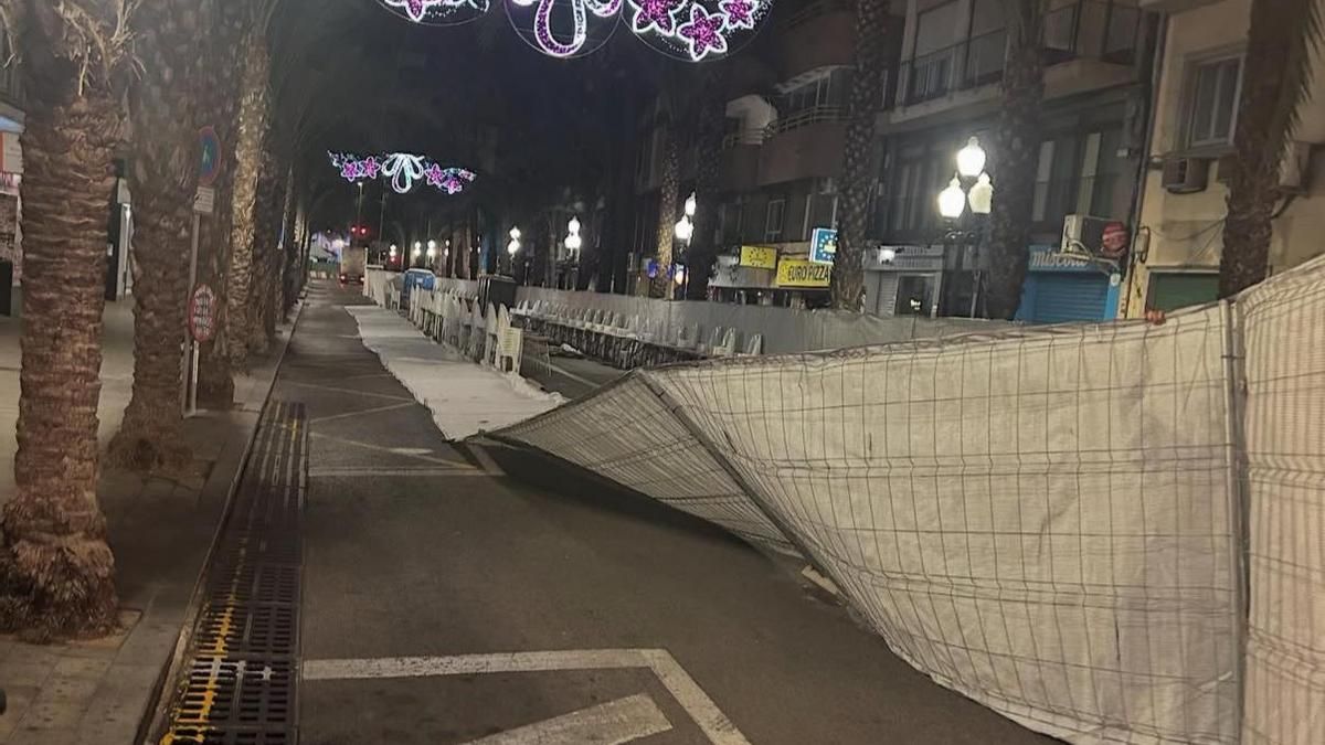Susto en la hoguera de Carrer Sant Vicent: un camión se lleva el vallado perimetral de su racó