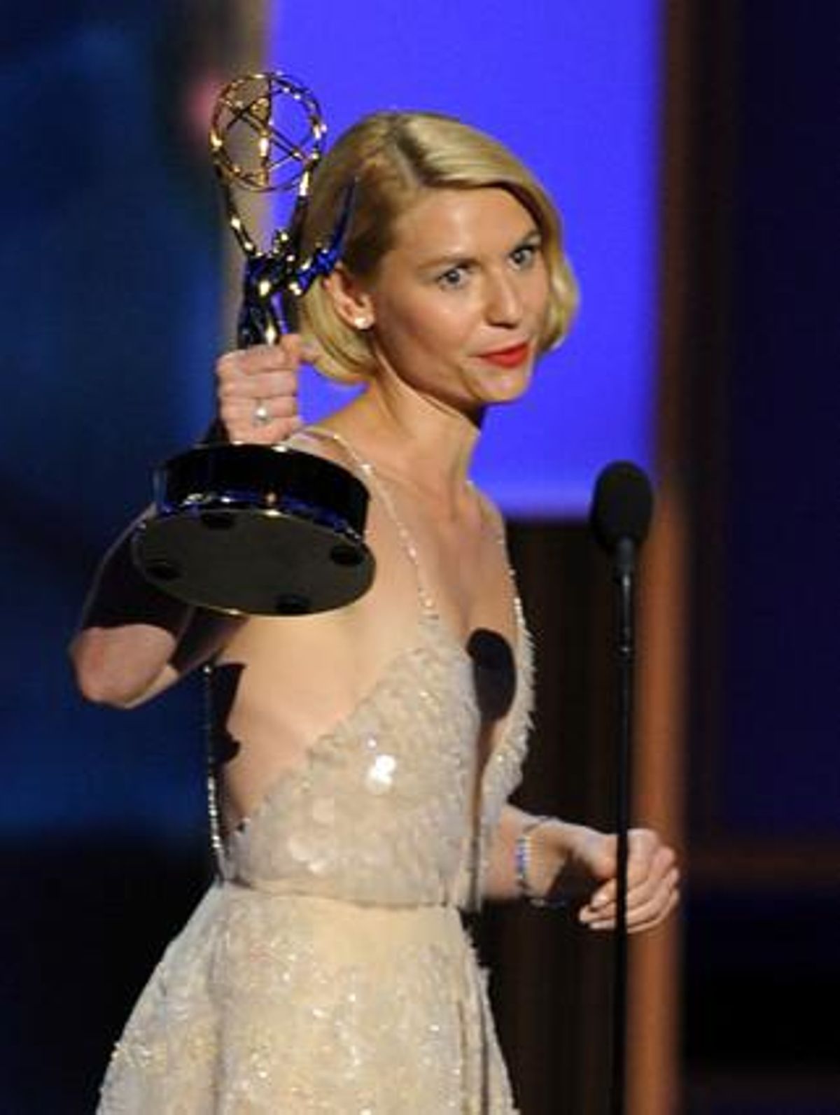 La millor actriu de drama, Claire Danes, rep el guardó.