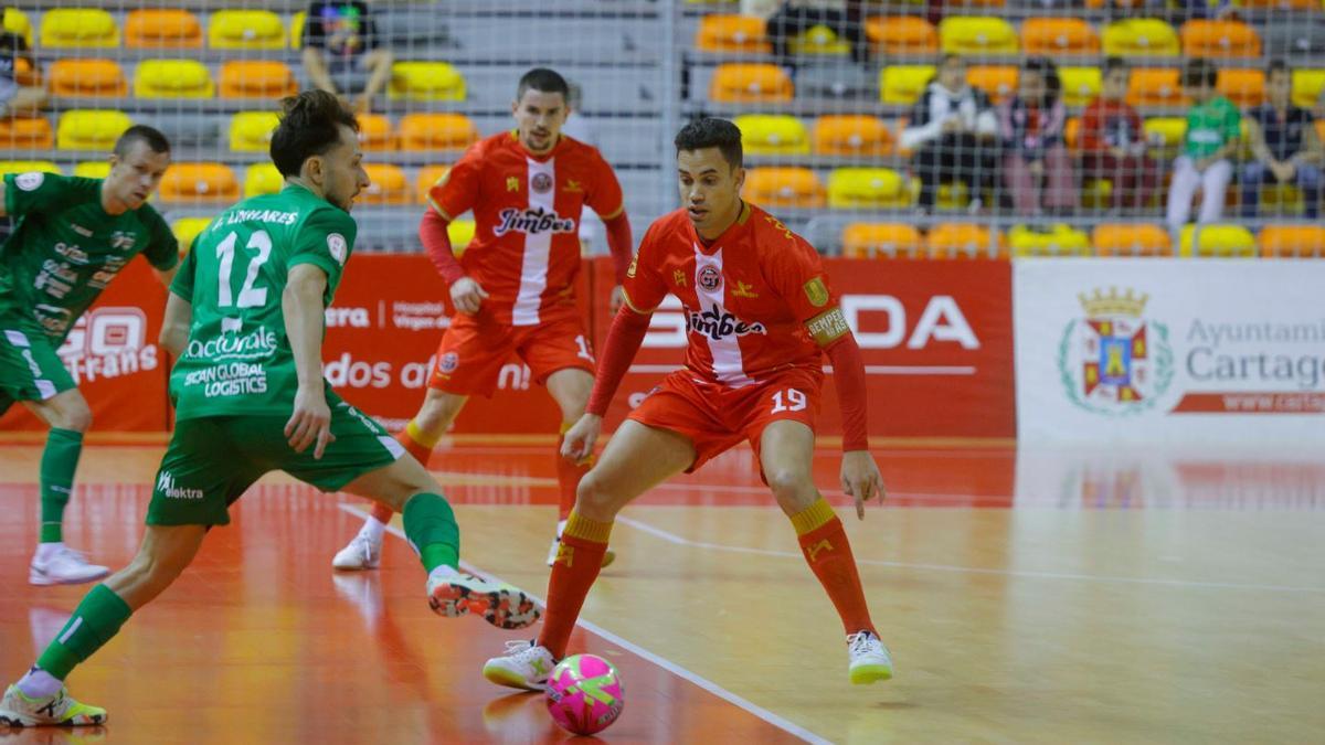 Jesús Izquierdo tapa un avance del excartagenerista Linhares